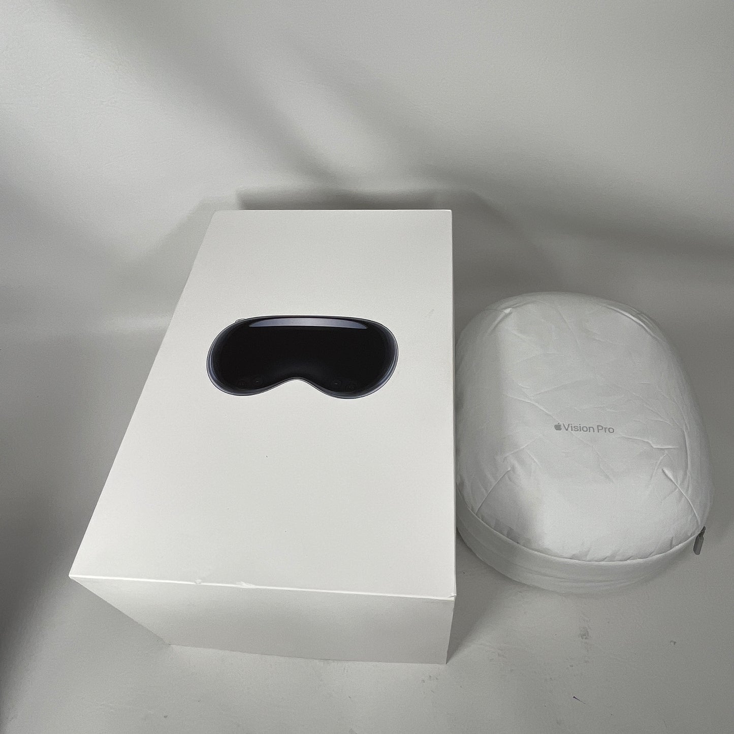 Apple Vision Pro 256GB Standalone All-in-One VR Headset A2117