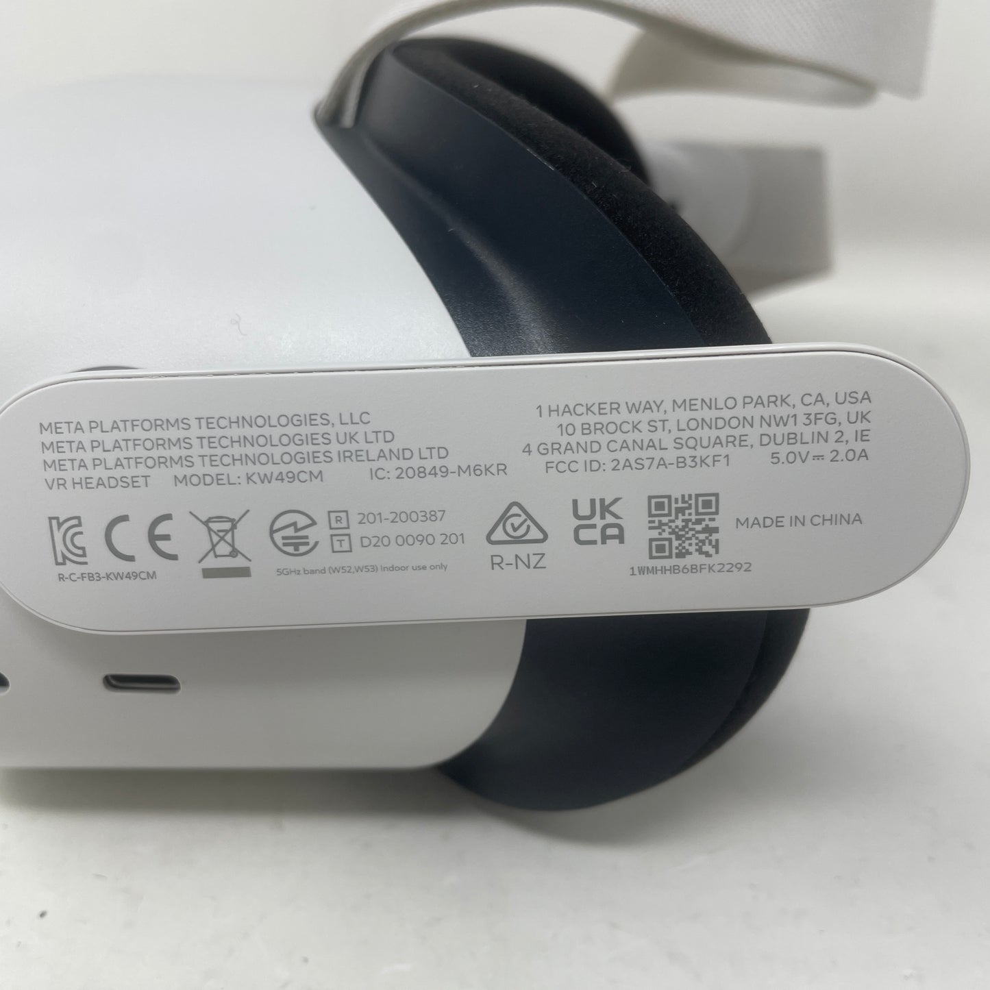 Meta Quest 2 64GB Standalone All-in-One VR Headset Only KW49CM