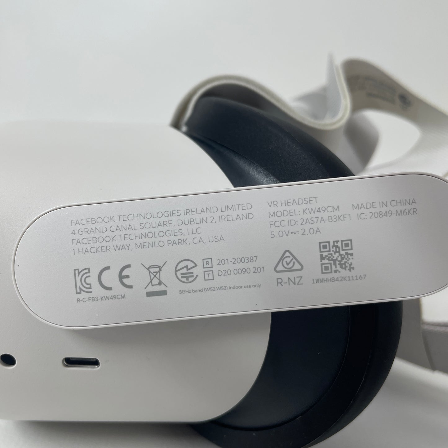 Oculus Quest 2 128GB Standalone All-in-One VR Headset Only KW49CM