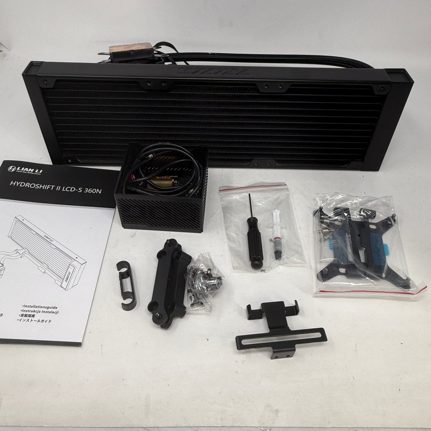 Lian Li Hydroshift II-S LCD 360  Liquid CPU Cooler Fan Black GHS2LCDS36NB