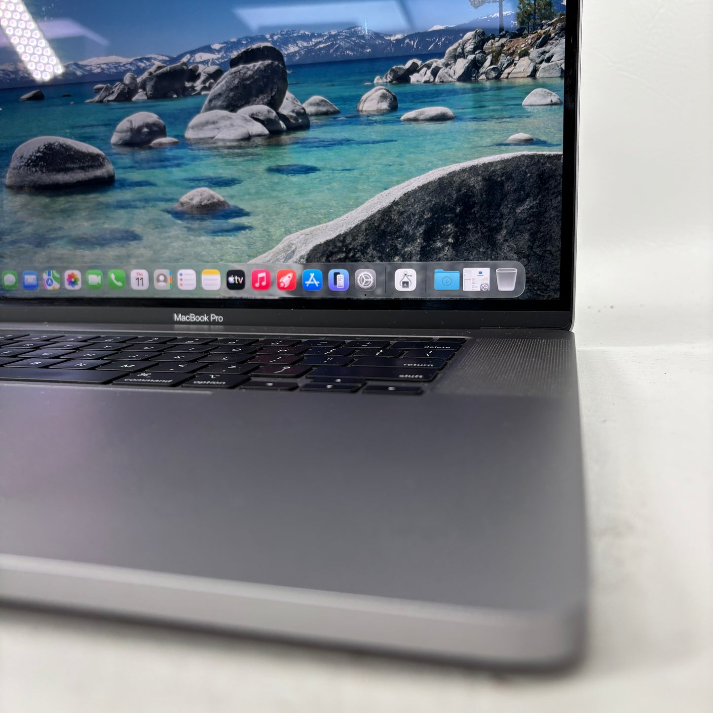 2019 Apple MacBook Pro 16" i7 2.6GHz 16GB RAM 512GB SSD Silver A2141