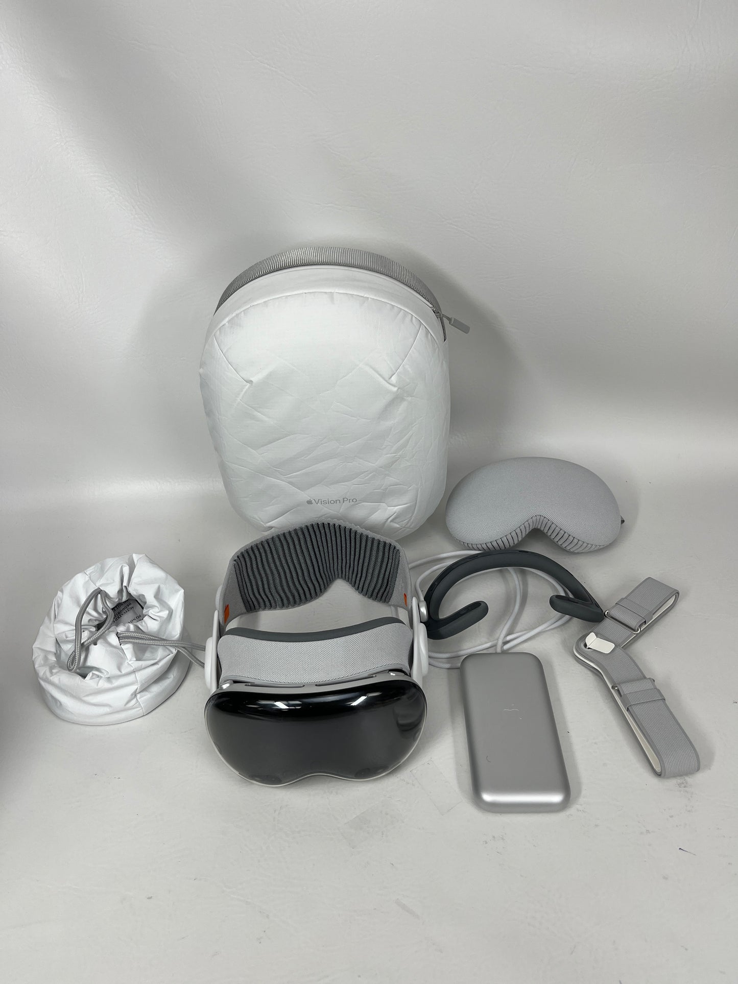 Apple Vision Pro 256GB Standalone All-in-One VR Headset A2117