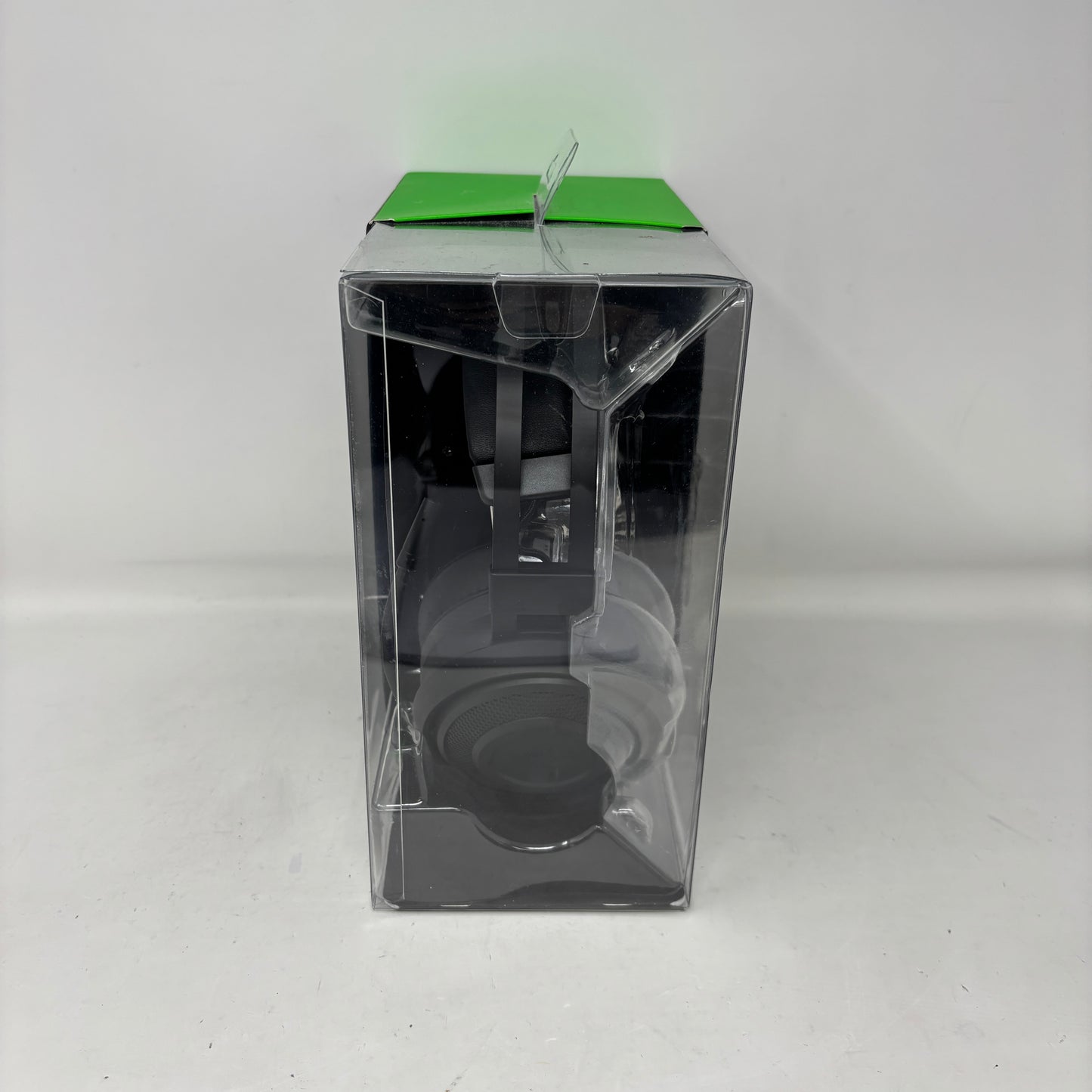 New Razer NARI ESSENTIAL Over Ear Gaming Headset Black RZ04-0269