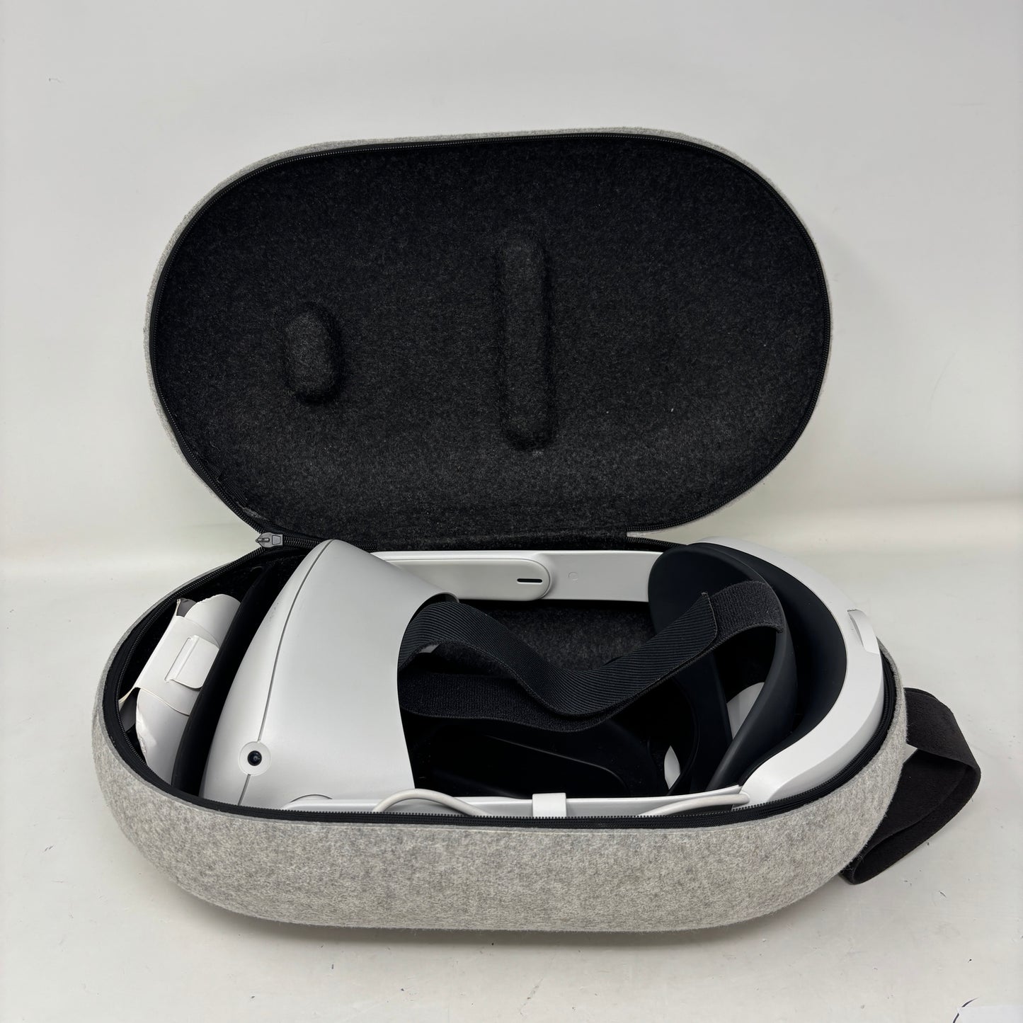 Oculus Quest 2 64GB Standalone All-in-One VR Headset Only KW49CM