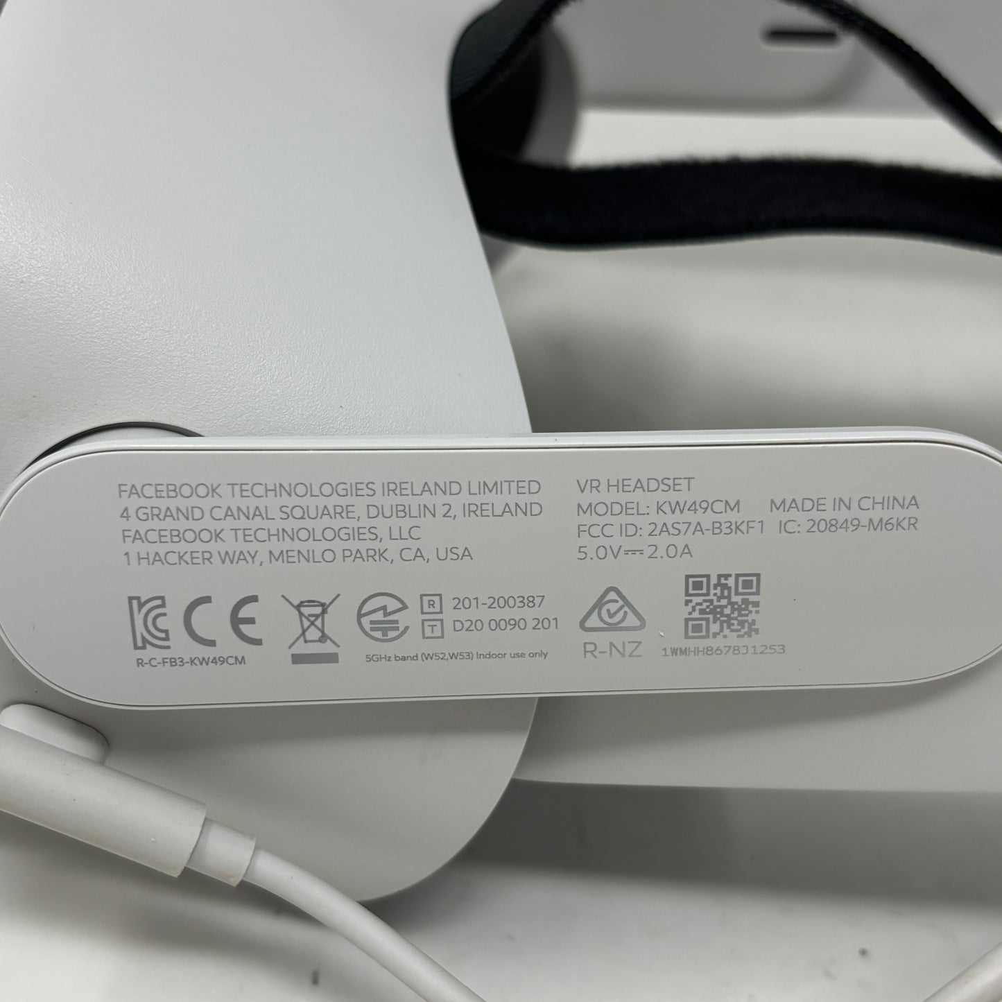 Oculus Quest 2 64GB Standalone All-in-One VR Headset Only KW49CM