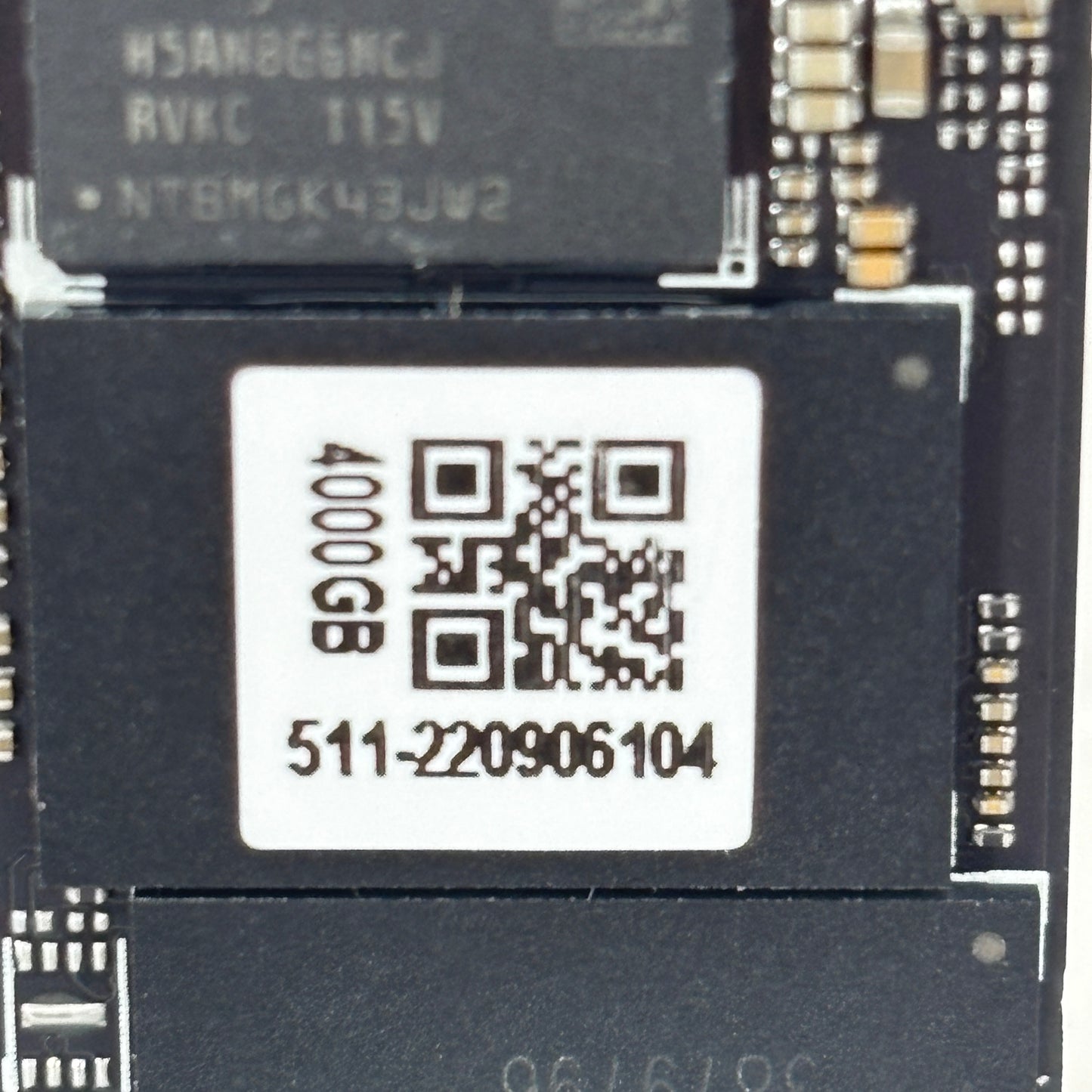 SK Hynix 2280mm Phison E18 4TB M.2 NVMe Gen 4.0 x 4 SSD H5AN8G6NCJ